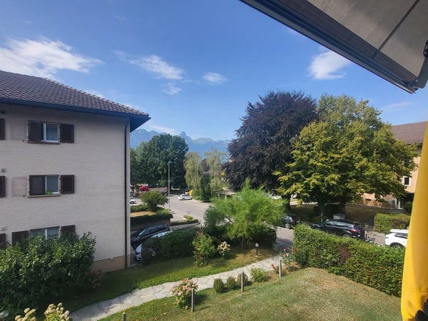 Moderne 2-Zimmer-Wohnung mit Balkon und Seenähe in Hünibach 1