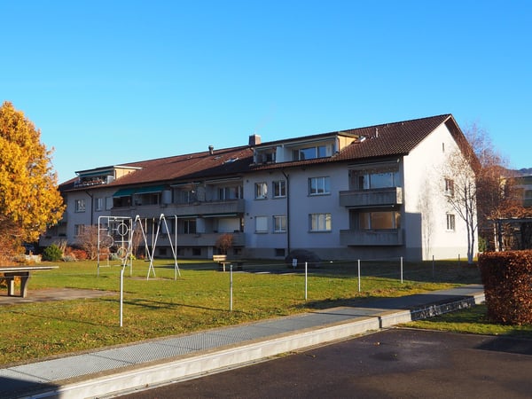 Renovierte 4.5-Zimmer-Wohnung im 1. OG mit Balkon in Thun 1