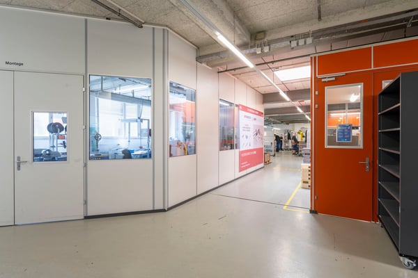 Gewerbe-/Lager und Bürogebäude mit einer grossen Anzahl von Parkplätzen 3