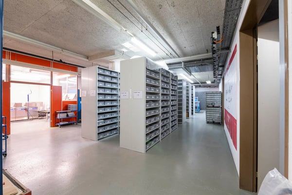 Gewerbe-/Lager und Bürogebäude mit einer grossen Anzahl von Parkplätzen 4