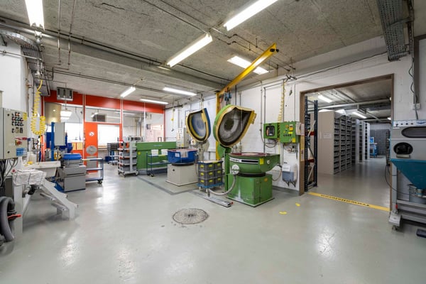 Gewerbe-/Lager und Bürogebäude mit einer grossen Anzahl von Parkplätzen 7