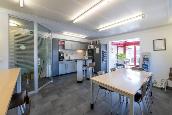 Gewerbe-/Lager und Bürogebäude mit einer grossen Anzahl von Parkplätzen 10