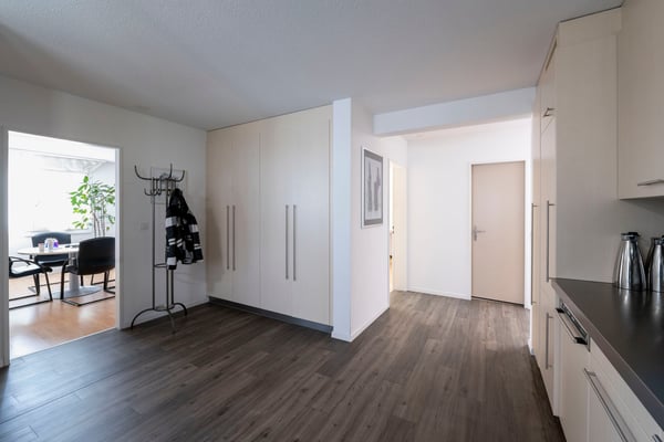 Gewerbe-/Lager und Bürogebäude mit einer grossen Anzahl von Parkplätzen 5