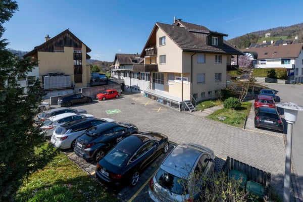 Attraktive Gewerbe-/Lager und Büroflächen mit einer grossen Anzahl von Parkplätzen 11