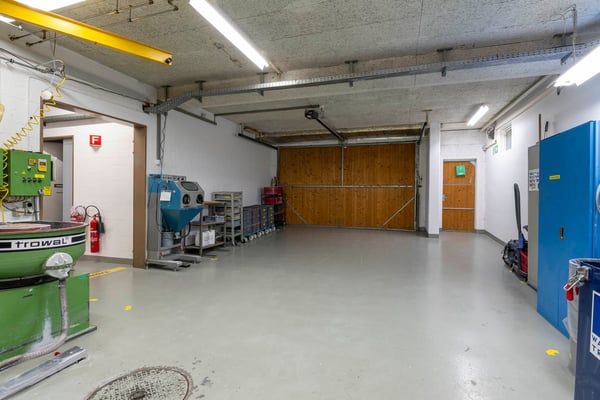 Attraktive Gewerbe-/Lager und Büroflächen mit einer grossen Anzahl von Parkplätzen 7