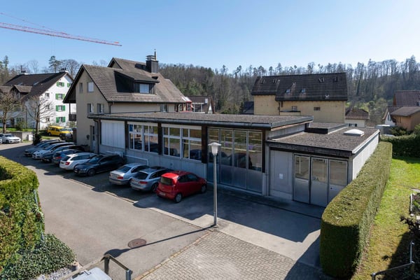 Attraktive Gewerbe-/Lager und Büroflächen mit einer grossen Anzahl von Parkplätzen 5