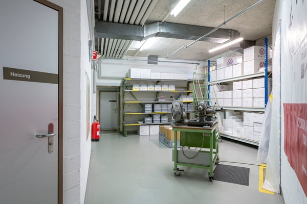 Attraktive Gewerbe-/Lager und Büroflächen mit einer grossen Anzahl von Parkplätzen 9