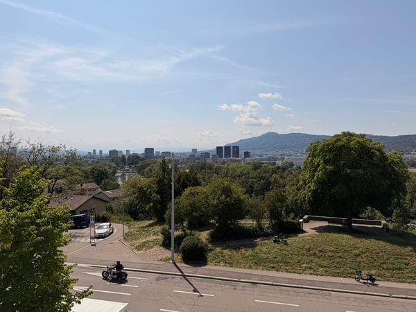 Wohnen mit Stil und Ausblick – 3.5-Zimmerwohnung an beliebter Lage in Zürich 2