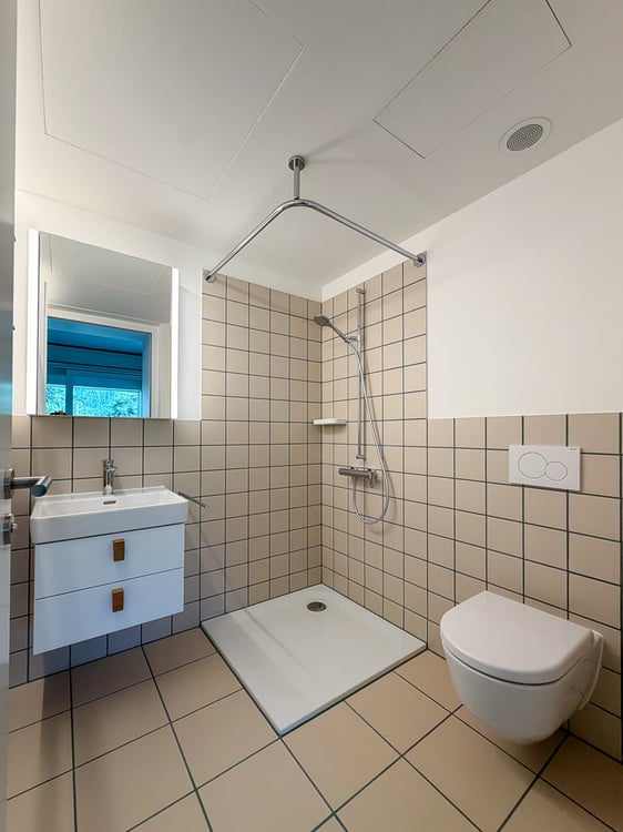 Wohnen mit Stil und Ausblick – 2.5-Zimmerwohnung an beliebter Lage in Zürich 12