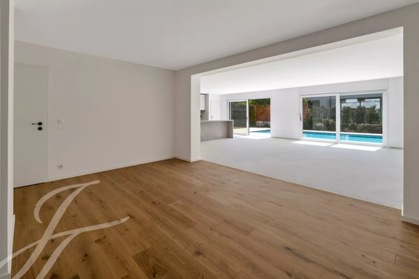 A few steps from the lake shore: Renovated villa with swimming pool 9