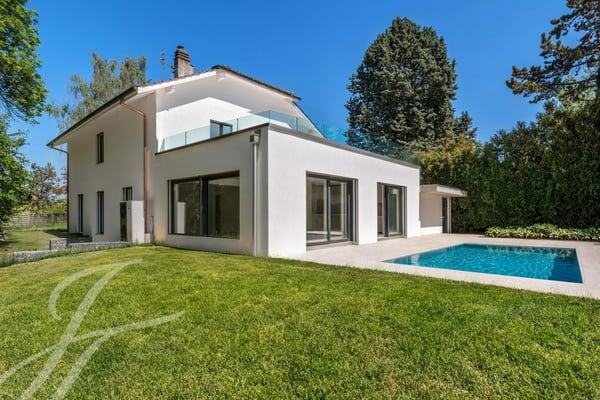 A few steps from the lake shore: Renovated villa with swimming pool 3