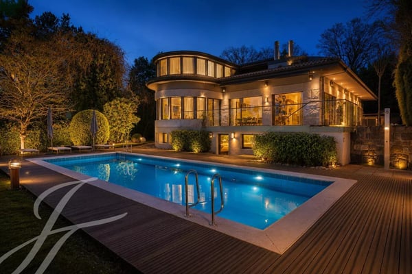 Panoramic view of the lake and contemporary interiors 6