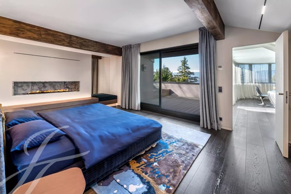 Panoramic view of the lake and contemporary interiors 9