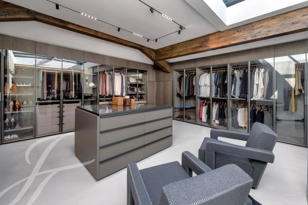 Panoramic view of the lake and contemporary interiors 10