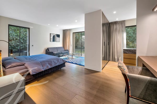 Panoramic view of the lake and contemporary interiors 12
