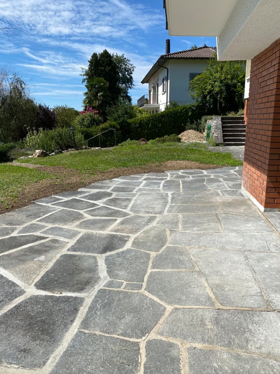 Appartement de 4.5 pièces au rez inférieur avec jardin - Route des 2