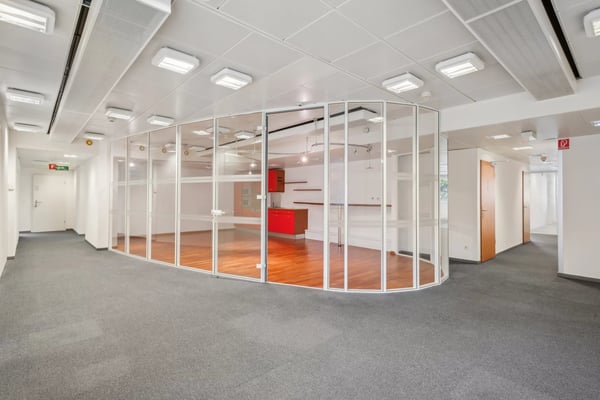 Surfaces administratives aménagées aux Charmilles 12