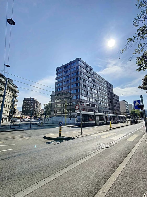 Surfaces administratives de 610 m² aux Acacias 1