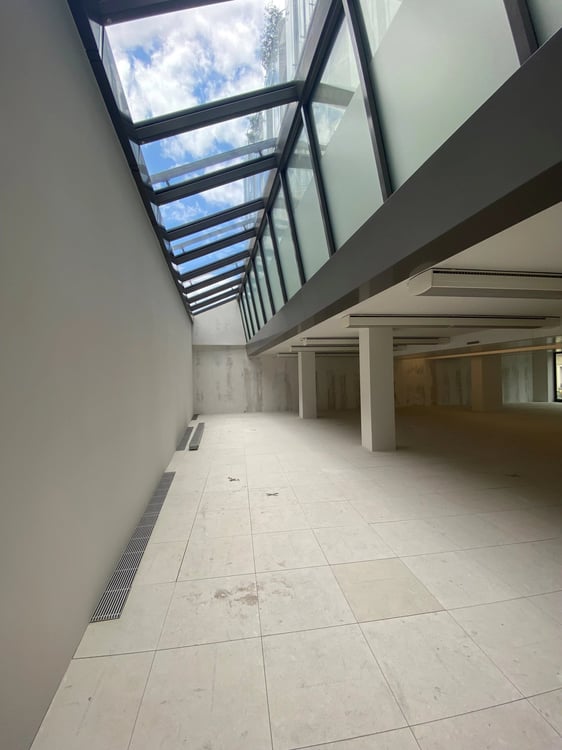 Surfaces administratives au bord du lac 7