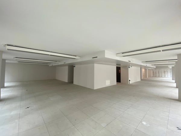 Surfaces administratives au bord du lac 3