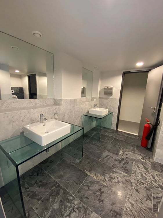 Surfaces administratives au bord du lac 8