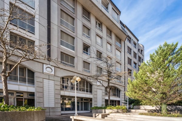 Bureaux entièrement rénovés en attique avec 2 terrasses 1