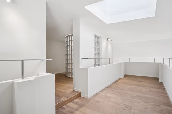 Bureaux entièrement rénovés en attique avec 2 terrasses 10