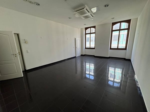 Surfaces de bureaux à la rue du Rhône 2