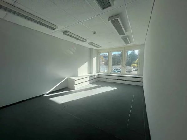 Bureaux aménagés à proximité de l'aéroport 5