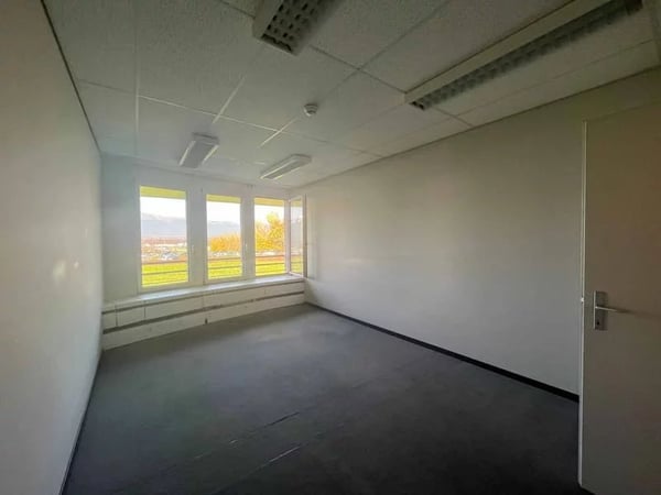 Bureaux aménagés à proximité de l'aéroport 4