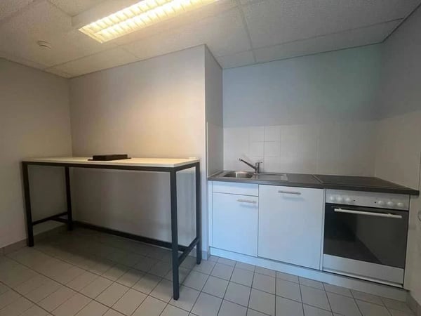 Bureaux aménagés à proximité de l'aéroport 7