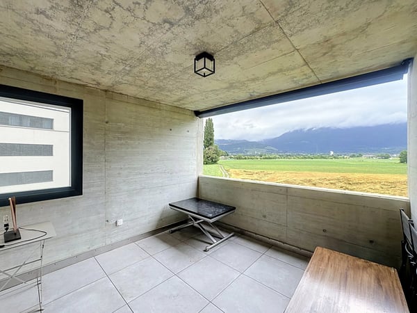 Grand studio dans un immeuble cecb AA 3
