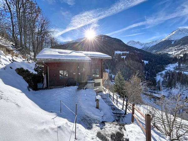 Chalet canadien en rondins avec deux appartements et vue imprenable 2