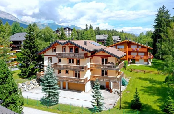 Bâtiment de trois logements sur le Golf de Crans-Montana 2