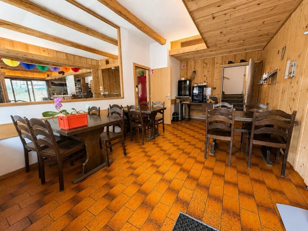 Établissement mixte avec partie hôtelière, restauration et appartement indépendant à Bourg-St-Pierre 3