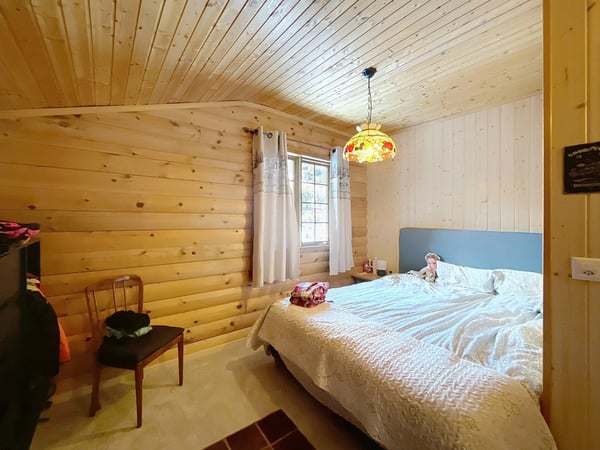 Chalet canadien en rondins avec deux appartements et vue imprenable 12
