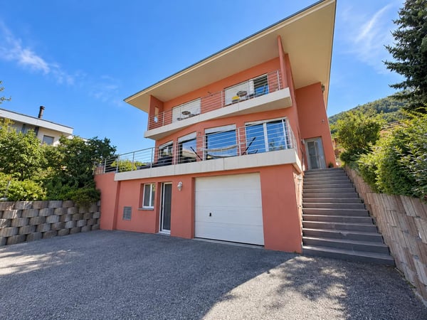 Spacieuse villa individuelle avec grand jardin à Sierre 1