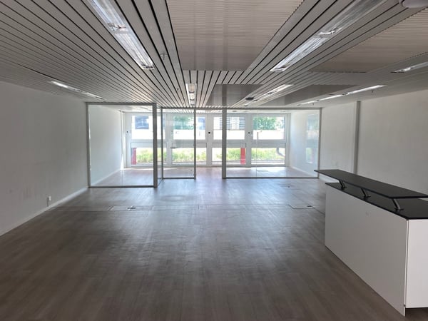 Opportunité - Au coeur de la ZI Champ-Colin - belle surface de 130 m2 2