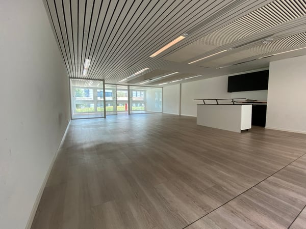 Opportunité - Au coeur de la ZI Champ-Colin - belle surface de 130 m2 3