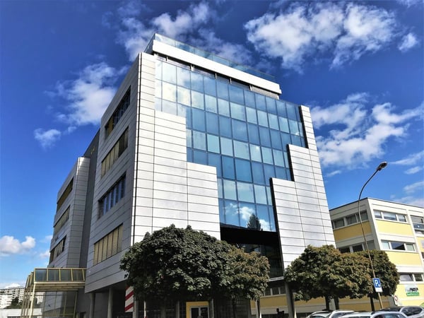 Dépôt de 370 m2 - Plateforme élévatrice + monte-charge - Camions OK 3