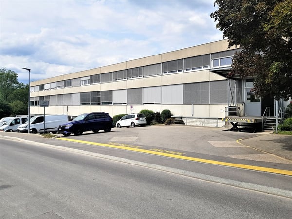 Atelier/dépôt chauffé - Accès poids lourds/fourgons - grand parking 1