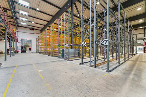 1'400 m2 Dépôt/Stockage - Hauteur  10m - Accès camions/utilitaires 1