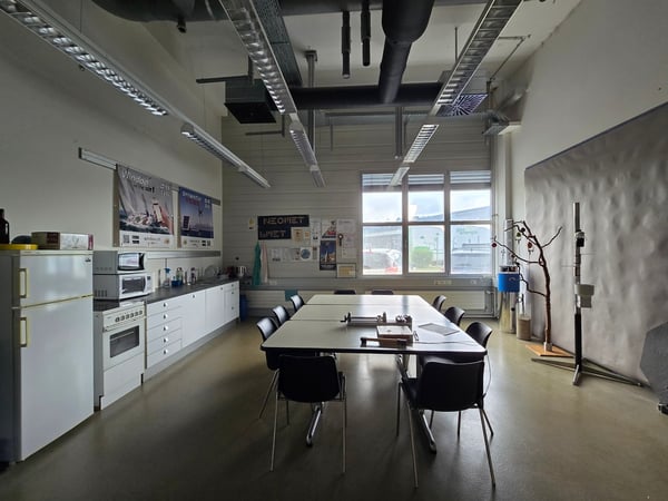 Halle artisanale 1140m2 avec bureaux - Proximité autoroute/gare 5