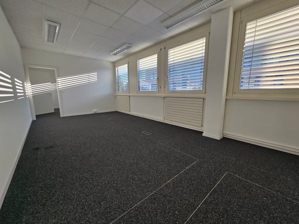 Offre spéciale - 2 premiers loyers offerts - Bureau lumineux de 14m² 3