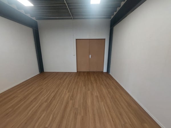 BAIL FLEXIBLE - Bureau/atelier/dépôt 16m2 avec eau + évacuation 3