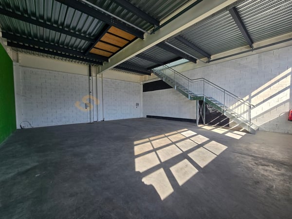 Streetbox double de 230 m2 - 2 premiers loyers offerts ! Box n19+20 3