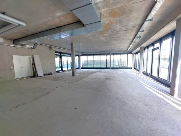 Surface commerciale au rez d'env 270 m2 - Proche commodité 5