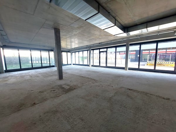 Surface commerciale au rez d'env 270 m2 - Proche commodité 3