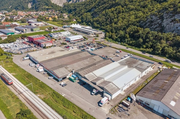 Atelier 580 m2 au rez -  Plusieurs places de parc - Hauteur 4.5 7