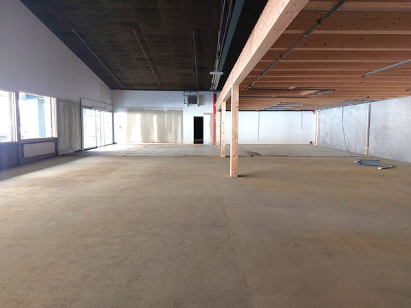 Atelier 580 m2 au rez -  Plusieurs places de parc - Hauteur 4.5 2